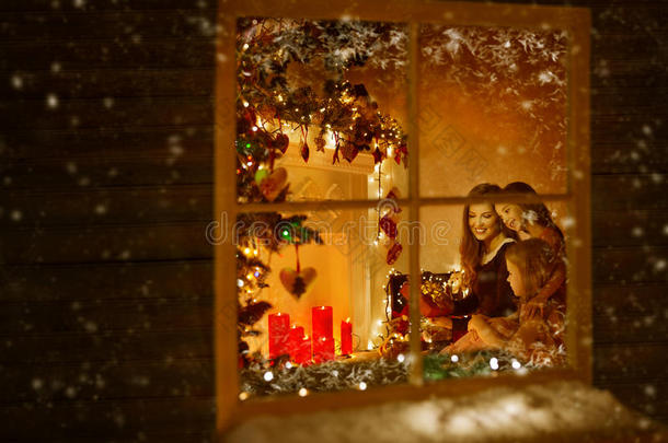 圣诞橱窗，全家欢庆节日，冬夜别墅