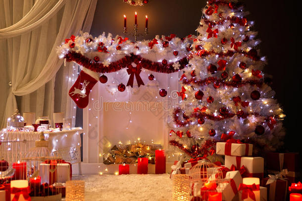 圣诞室内，圣诞树壁炉灯，装饰房间