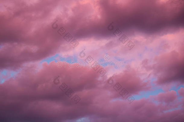 彩色的<strong>天幕</strong>，在黄昏时有紫色的云