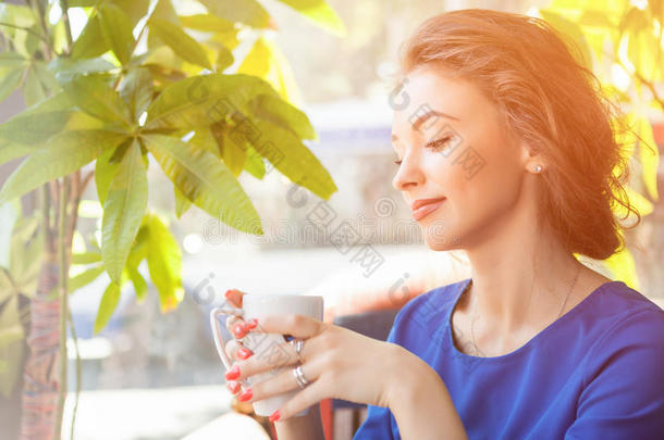美丽的女人享受一杯咖啡