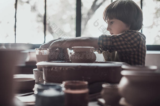 陶艺课的孩子。