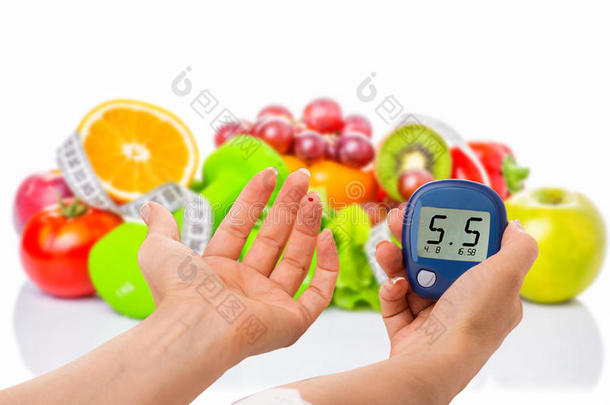 葡萄糖水平和健康有机食品的<strong>血糖</strong>仪在白色背景上。 糖尿病的概念