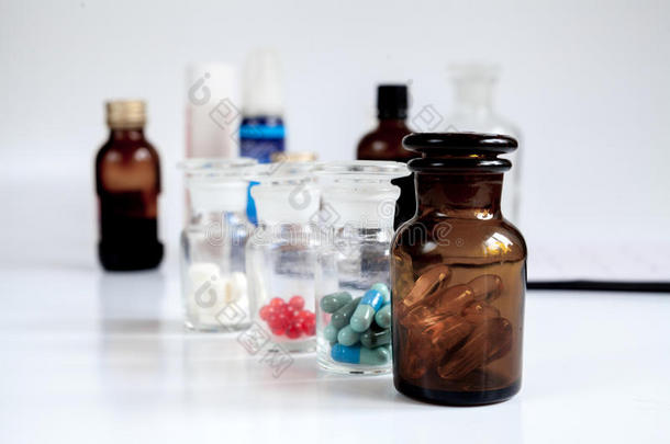 玻璃瓶药丸-家庭急救包