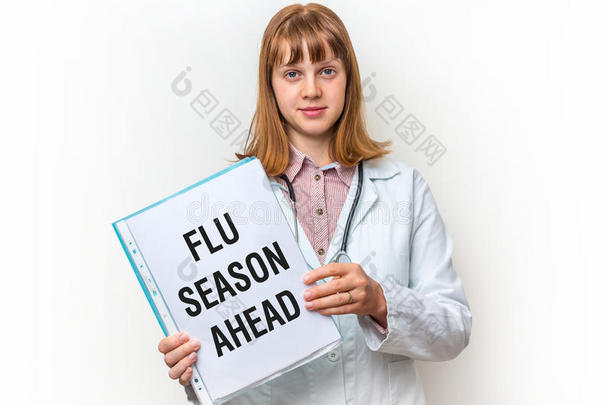 医生显示剪贴板与书面文字：流感季节提前
