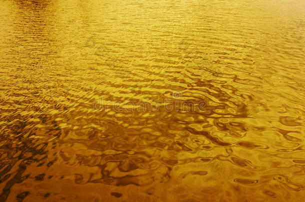 金色的水质感。