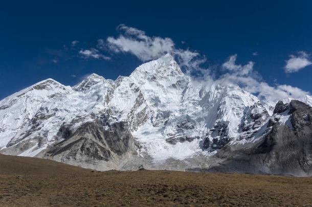 来自GorakShep的珠穆朗玛峰和Lhotse峰的美丽景观。 在去珠穆朗玛峰大本营的路上。