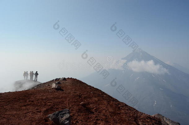 一群背包客站在火山顶部