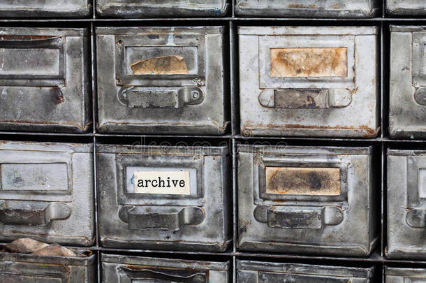 档案古董盒。 关闭金属储存，文件柜内部。 老化的银色金属盒与索引卡。 图书馆