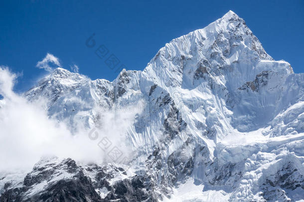 从GorakShep关闭珠穆朗玛峰和Lhotse峰。 在去珠穆朗玛峰大本营的路上。