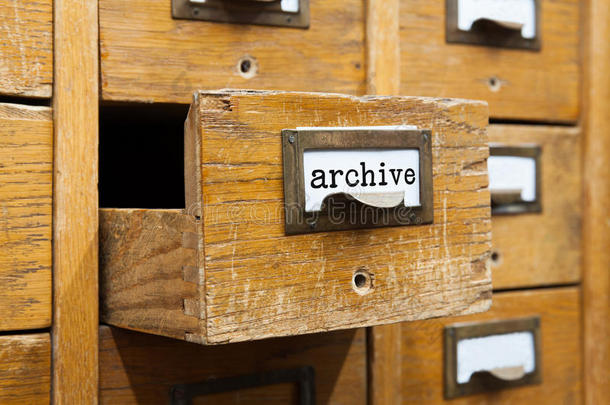 存档系统概念照片。 打开箱子储存，文件柜内部。 带有索引卡的木箱。 图书馆
