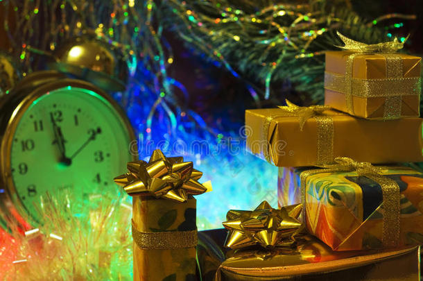 圣诞节和新年的许多礼品盒都是用彩色的金色包装纸和丝带蝴蝶结包装的。