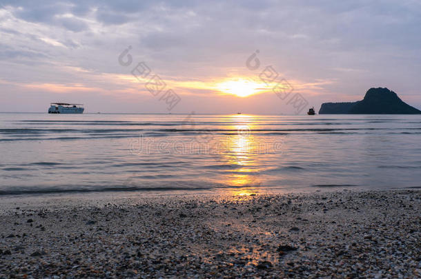 天线亚洲海湾海滩美女