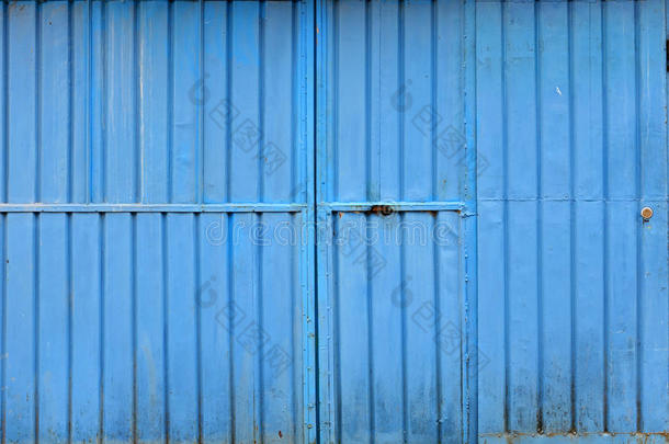 粗糙的金属蓝色车库门