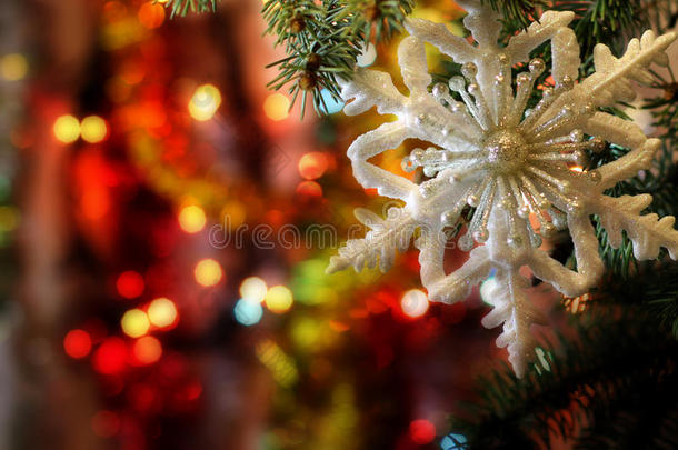 美丽的<strong>圣诞</strong>图片与<strong>圣诞</strong>树和新年和<strong>平安夜</strong>庆祝背景与雪花装饰