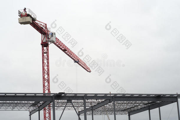 起重机在白色多云灰色天空与建筑结构金属建筑工业建筑