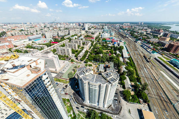 空中城市景观与道路，房屋和建筑物。