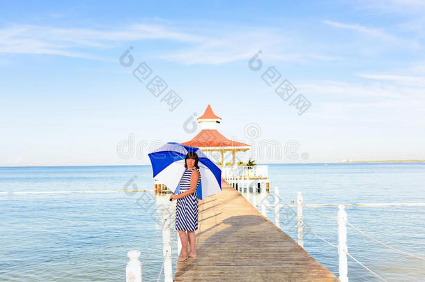 黑发女人带着沙滩伞