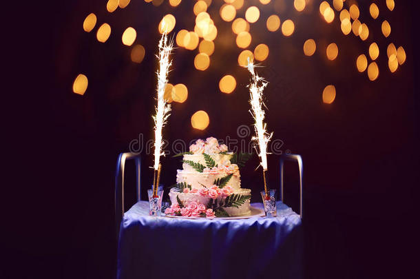 庆祝，节日生日蛋糕与蜡烛和烟花，