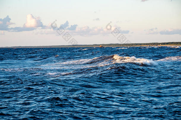 波罗的海的舒适海滩，水在r上<strong>哗啦啦</strong>