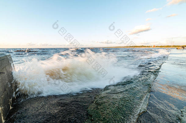 波罗的海的舒适海滩，水在r上<strong>哗啦</strong>啦