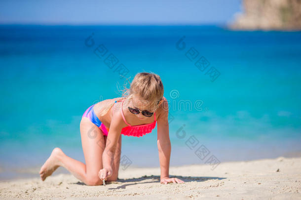 可爱的小女孩暑假在海滩上画画