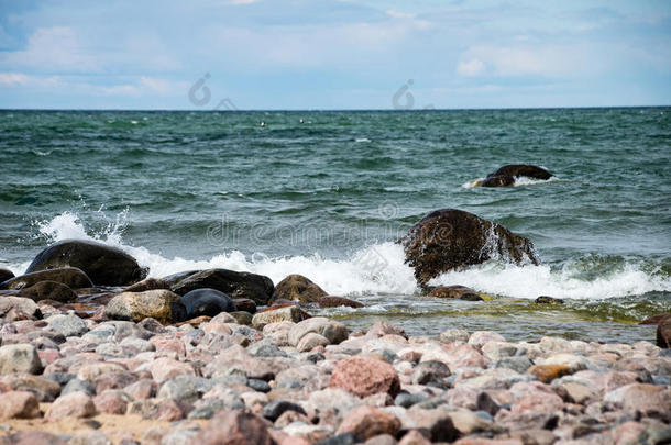 波罗的海的舒适海滩，水在r上哗<strong>啦啦</strong>