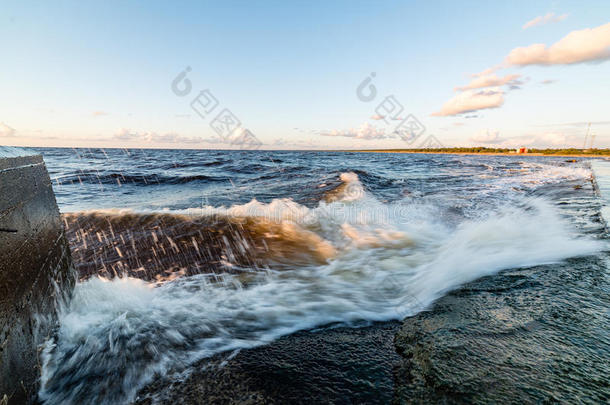波罗的海的舒适海滩，水在r上哗啦啦