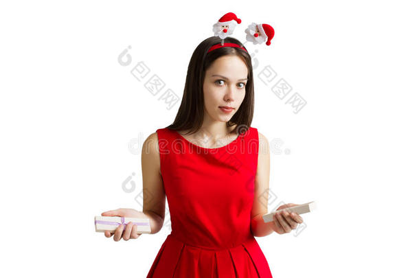 圣诞节，假日，情人节和庆祝概念-微笑的年轻女人穿着红色连衣裙和礼品盒