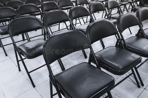 椅子排空座位教育研讨会的概念