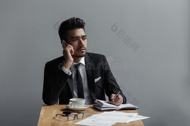 一个美丽的成功人士在咖啡馆的电话办公室交谈。