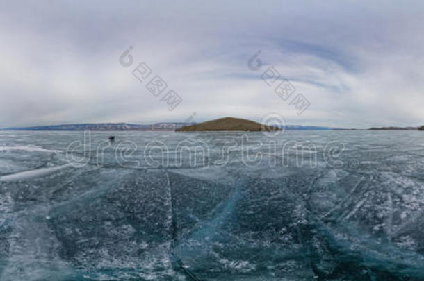 贝加尔湖<strong>360全景</strong>蓝冰覆盖裂缝，多云