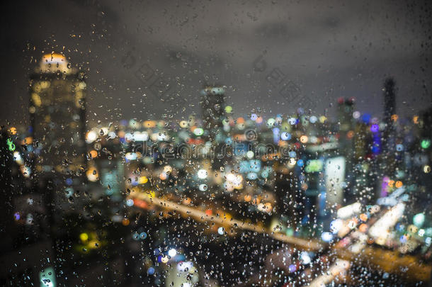 窗外的<strong>雨</strong>滴，模糊的城市的夜光又回<strong>来了</strong>