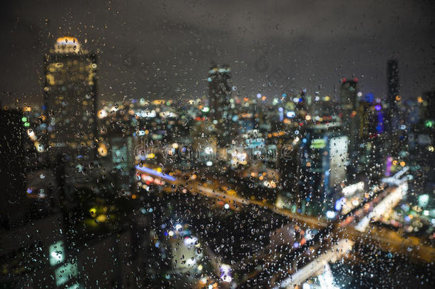 窗外的雨滴，模糊的城市的夜光又回来了