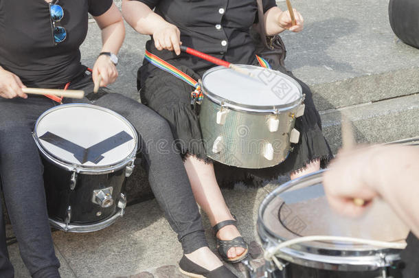 鼓手在街上演奏