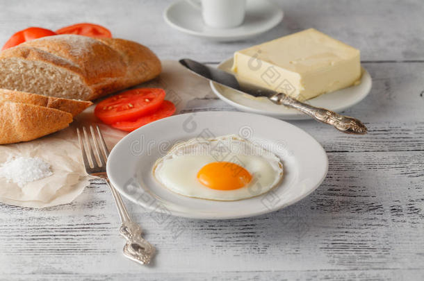 健康早餐在白盘上煎鸡蛋