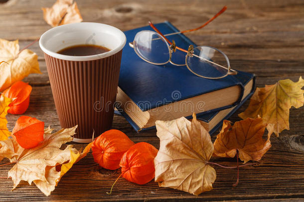 秋天的<strong>场景</strong>。 <strong>咖啡</strong>杯和书