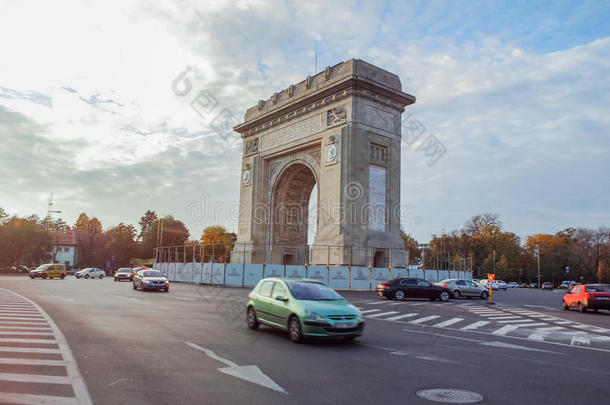 来自布加勒斯特的凯旋拱门和街上的交通<strong>车</strong>