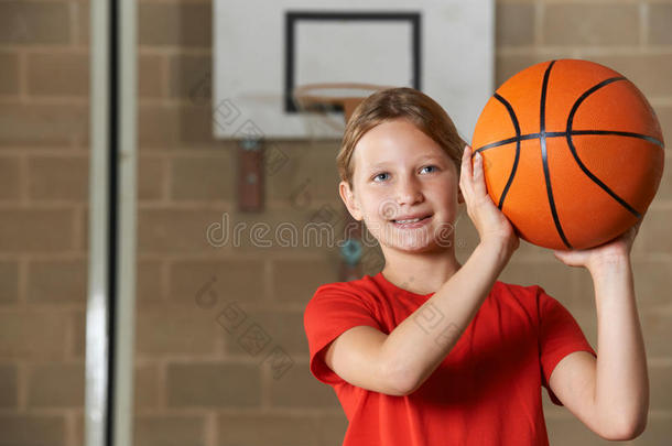 女孩在<strong>学校体育馆</strong>打篮球