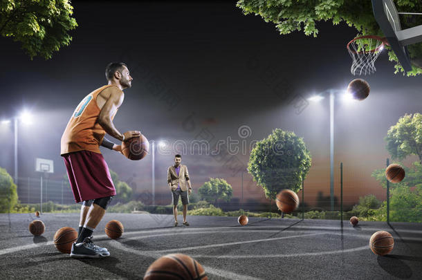 篮球运动员在夜场锻炼