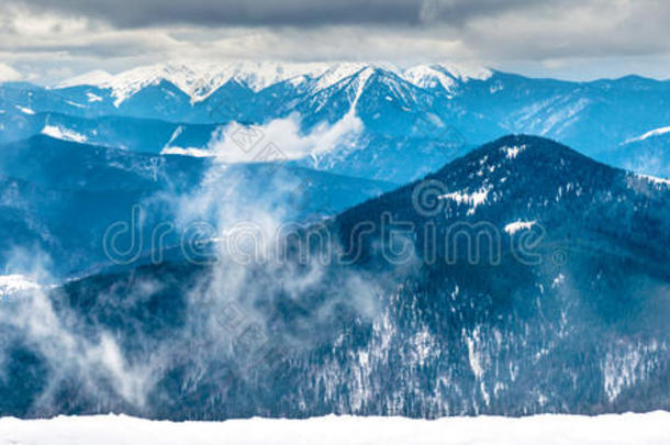 阿尔卑斯山背景美丽的布利扎德暴风雪