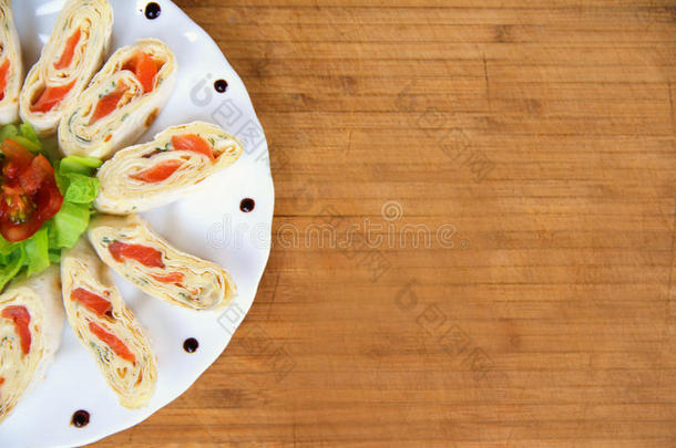 开胃菜与鲑鱼在皮塔面包装饰番茄，沙拉