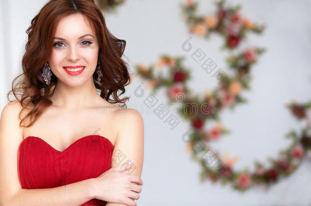 美丽的黑发模特女人穿着晚红<strong>礼</strong>服。 美丽时尚，<strong>豪</strong>华化妆和发型
