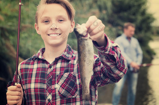 男孩手里拿着淡水鱼