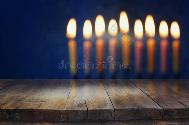 犹太节日光明节背景前的空桌