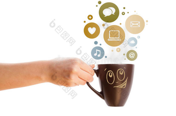 <strong>彩色泡泡</strong>中带有社交和媒体图标的咖啡杯