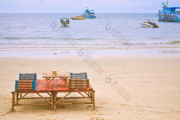 沙滩上的沙滩椅和雨伞。 休息、放松、<strong>度假</strong>、水疗、<strong>度假</strong>的概念。