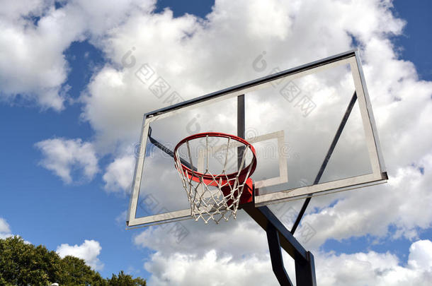 蓝色多云天空背景下的篮球篮板