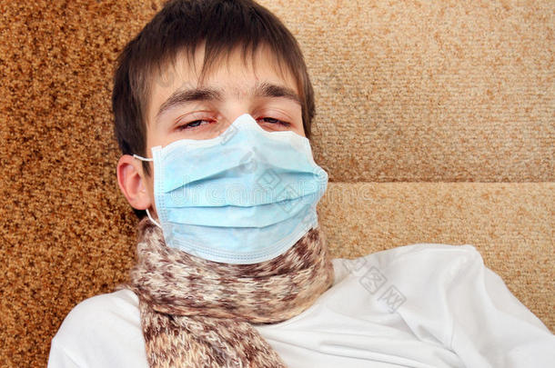戴着流感面具的生病少年