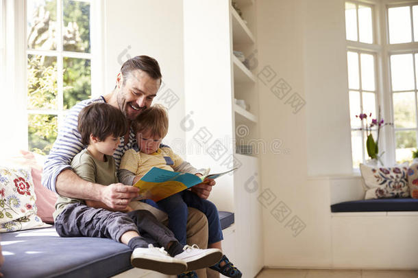 父亲和儿子一起在家读故事