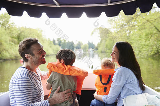 一家人一起在船上享受一天